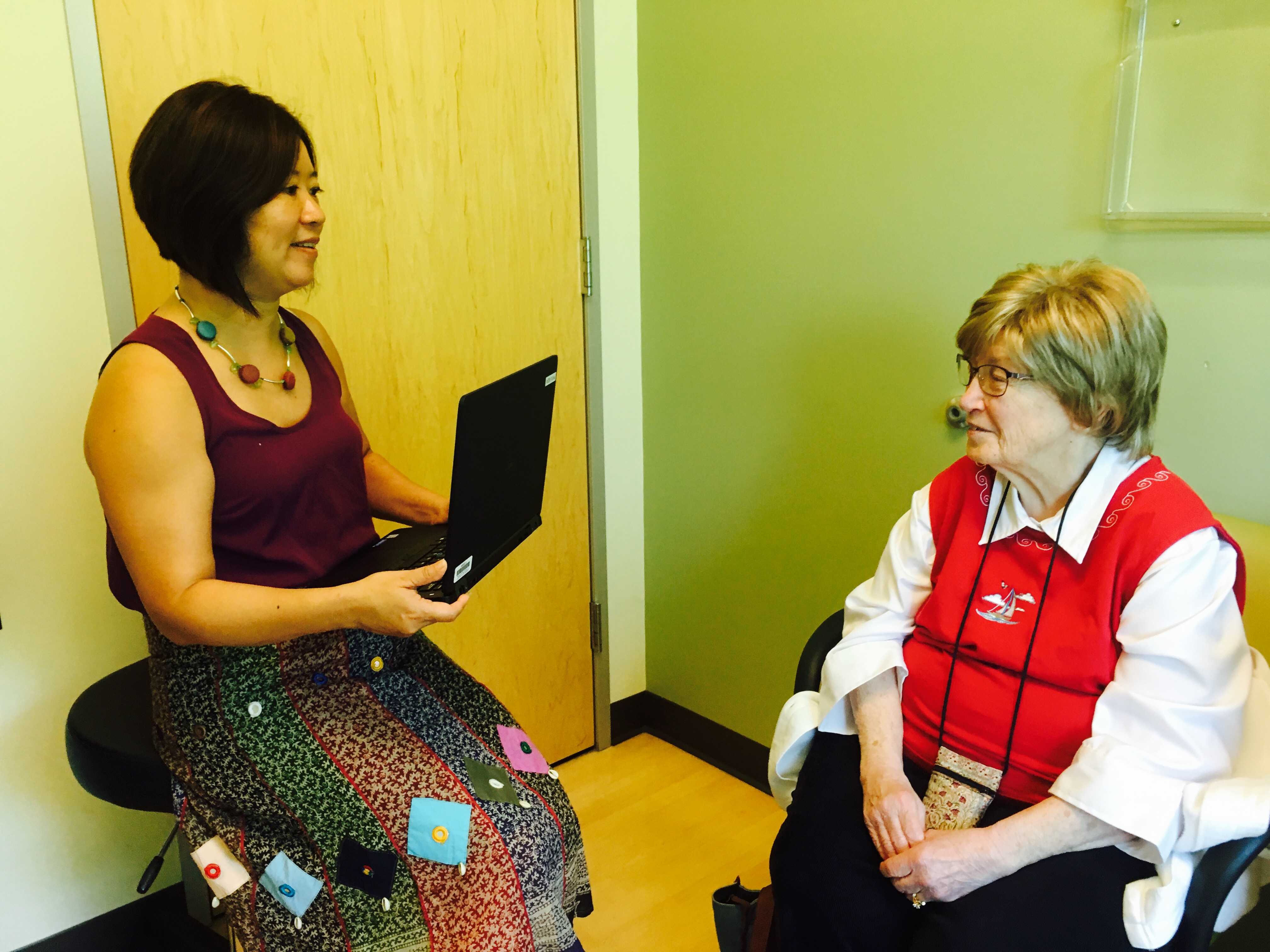 Ming-Ming Tung-Edelman working as a clinical pharmacist